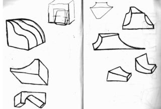 Eine Skizzenbuchseite mit neun geometrischen und abstrakten dreidimensionalen Formen, die mit schwarzer Tinte auf weißes Papier gezeichnet sind.