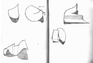 Auf einer Skizzenbuchseite werden vier Bleistiftskizzen abstrakter, geschwungener geometrischer Formen gezeigt, jeweils mit schattierten Bereichen und Konstruktionslinien.