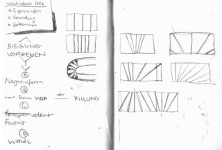 Eine Skizzenbuchseite mit Diagrammen zu Holzbiegemethoden, Anmerkungen auf Deutsch, geometrischen Formen und einer Schritt-für-Schritt-Anleitung zum Erstellen gebogener Holzformen.