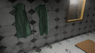 An einer gefliesten Badezimmerwand hängen neben einem Spiegel zwei grüne Handtücher, auf dem Boden liegt eine braune Matte.