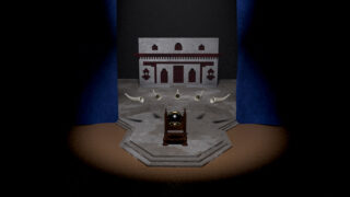 Ein Scheinwerfer leuchtet auf eine Bühne mit einer Kanone, die auf vier Hörner gerichtet ist, und einem grauen Gebäude mit roten Akzenten im Hintergrund. Blaue Vorhänge rahmen die Seiten ein.