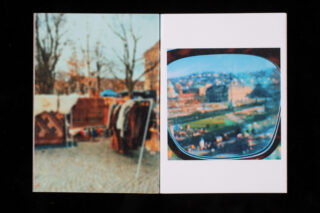 Ein unscharfes Foto eines Outdoor-Bekleidungsmarktes wird neben einem anderen Foto einer Stadtlandschaft gezeigt, die durch ein Fenster oder einen Spiegelrahmen betrachtet wird.
