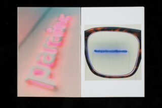 Links ein verschwommenes, rosa Wort „parcione“, rechts das Wort, das durch eine Schildpattbrille blau reflektiert wird.