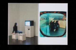 Linke Seite: Eine Person sitzt auf einer Bank und beobachtet einen Monitor in einer Galerie. Rechte Seite: Verschwommene Gruppe, gesehen durch eine reflektierende Oberfläche, mit blaugrünen und orangefarbenen Tönen.