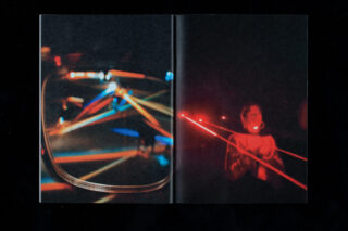 Eine Doppelseite aus einer Zeitschrift oder einem Buch zeigt helle, bunte Laserstrahlen in einer dunklen Umgebung, während auf der rechten Seite eine Person einen roten Laserpointer hält.