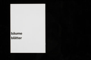 Auf einem weißen Buchumschlag sind auf der linken Seite vor schwarzem Hintergrund die Worte „Bäume Blätter“ in Kleinbuchstaben in Schwarz zu sehen.