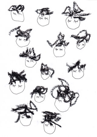 Eine Reihe einfacher, handgezeichneter Gesichter mit geschlossenen Augen, jedes mit unterschiedlich strukturierten schwarzen Buntstiftformen gekrönt, die an zerzaustes Haar oder Hüte erinnern, auf weißem Hintergrund.