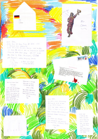 Eine Collage aus handgeschriebenen und getippten Briefen, Umschlägen und einer Postkarte ist auf einem Hintergrund mit bunten, abstrakten Buntstiftmustern in Gelb, Grün, Orange und Blau angeordnet.