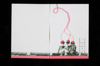 Drei Kinder sitzen zusammen auf einer Bank. Jedes trägt eine rote Mütze mit einem rosa Streifen darüber. Der Hintergrund ist größtenteils leer. Rechts steht vertikal der Text: „Ein gemeinsames Geheimnis kann verbinden.“.