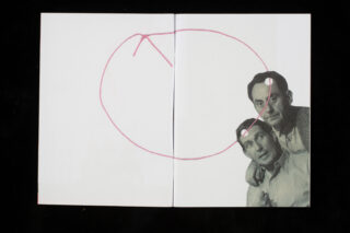 Auf zwei Seiten ist ein rosa Kreis zu sehen, der über ein Schwarzweißfoto von zwei Männern gezeichnet ist und teilweise durch weißes Papier verdeckt wird; die rosa Linie verläuft quer über ihre Gesichter.