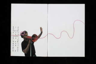 Eine Person hält ein rotes Megaphon vor einem überwiegend weißen Hintergrund mit schwarzem Text und einer geschwungenen rosa Linie, die sich über die Seite erstreckt.