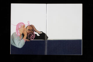 Zwei Menschen lehnen über einer blauen Wand; einer flüstert dem anderen etwas zu, während beiden rosa Kritzeleien ins Gesicht und ins Haar gemalt sind.