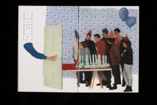 Eine Person öffnet eine Tür und sieht eine Gruppe von Menschen mit Partyhüten vor sich, die an einem Tisch mit Kuchen und Kerzen stehen; der Hintergrund ist mit Punkten und Luftballons gemustert.