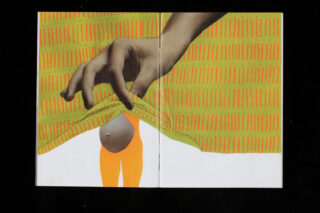 Eine große Hand hebt einen gelb-orange gemusterten Vorhang an und gibt den Blick auf den Oberkörper und die Beine einer Person mit freiliegendem Bauchnabel frei, die dahinter steht.