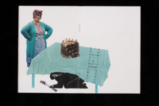 Eine Frau steht mit ausgestreckten Armen neben einem Tisch mit einem angeschnittenen Kuchen. Unter dem Tisch liegt eine Person mit einer Gabel auf dem Boden. In der Nähe des Tisches ist vertikal deutscher Text zu sehen.