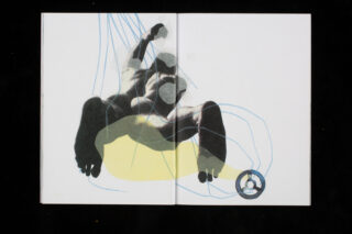 Ein stilisiertes Bild einer Person in einer dynamischen Pose mit abstrakten Linien, Formen und einem kreisförmigen Symbol auf weißem Hintergrund.