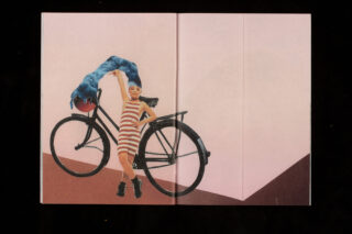 Eine Frau in einem gestreiften Kleid steht neben einem Fahrrad und hält ein blaues Tuch vor einem geometrischen rosa und braunen Hintergrund hoch.