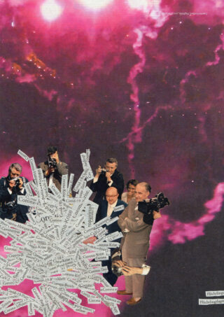 Eine Gruppe von Fotografen und Reportern drängt sich vor einem leuchtend rosa, weltraumähnlichen Hintergrund um eine Flut von Wörtern zu den Themen „Corona“ und „Krise“.