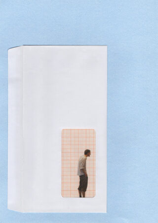 Ein Mann steht im Profil hinter einem rechteckigen Gitterfenster auf einer weißen Fläche vor einem hellblauen Hintergrund.