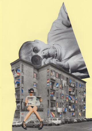 Collage eines großen schwarz-weißen Gesichts mit einer Kamera über einem Wohnhaus; davor sitzt eine Person mit Sonnenbrille und liest Zeitung. Der Hintergrund ist hellgelb.