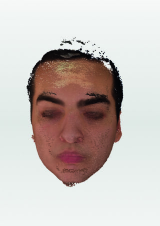 Eine digitale 3D-Darstellung eines menschlichen Gesichts mit geschlossenen Augen, dem einige Details fehlen und das verpixelte oder unvollständige Bereiche aufweist, vor einem schlichten hellen Hintergrund.