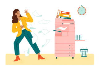 Eine Frau steht neben einem Kopierer, der Papier auswirft. Um sie herum fliegen Dokumente, im Hintergrund sind eine Uhr und ein Papierkorb zu sehen.