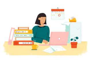 Eine Frau sitzt mit einem Laptop an einem Schreibtisch, umgeben von Stapeln von Ordnern, Papieren, einer Tasse Kaffee, einem Kalender, einer kleinen Pflanze und Schreibwaren. Sie wirkt konzentriert oder gestresst.