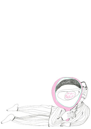 Eine Person im gestreiften Pyjama liegt da und hält eine große rosa Lupe mit dem Wort „INSPIRATION“ darin, mittig auf ihrem Gesicht.