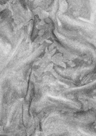 Grau marmorierte Textur mit wirbelnden, wolkenartigen Mustern und hellen und dunklen Bereichen, die an Naturstein oder abstrakte Kunst erinnern.