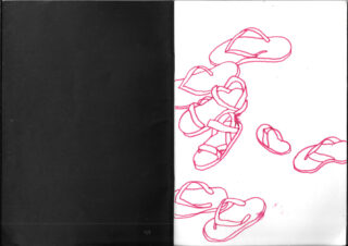 Ein vertikal geteilter schwarz-weißer Hintergrund; rote Strichzeichnungen von Sandalen sind hauptsächlich auf der weißen Seite verstreut.