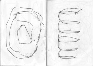 Abstrakte Zeichnungen mit schwarzem Bleistift auf weißem Papier; die linke Seite zeigt konzentrische, unregelmäßige Formen, die rechte Seite sechs vertikal gestapelte spitze, ovale Formen.