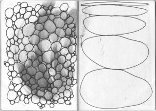 Abstrakte Zeichnung auf Millimeterpapier; auf der linken Seite sind überlappende Kreise mit Bleistift schattiert, auf der rechten Seite sind fünf große, umrissene Ovale vertikal übereinander gestapelt.