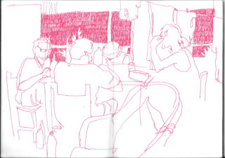 Strichzeichnung von fünf Personen, die um einen Tisch herum sitzen und sich unterhalten oder essen, mit Flaschen und Gegenständen auf dem Tisch und gemusterten Hintergrunddetails.