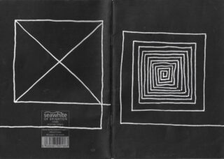 Schwarzer Hintergrund mit einem weiß umrandeten X in einem Quadrat auf der linken Seite und einer Reihe verschachtelter Quadrate auf der rechten Seite; „Seawhite of Brighton“-Logo und Barcode unten links.