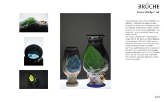 Eine Ausstellung von mit farbigen Glasscherben reparierten Vasen, begleitet von Detailaufnahmen und einem erklärenden Textblock auf Deutsch mit dem Titel „BRÜCHE“ von Alexa Gladyschuk.
