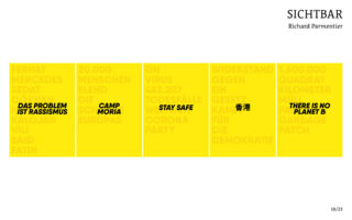 Fünf gelbe Tafeln mit fettgedrucktem schwarz-weißem Text zeigen verschiedene soziale und politische Botschaften in verschiedenen Sprachen unter dem Titel „SICHTBAR Richard Parmentier“.