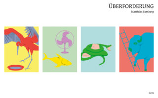 Vier Tafeln zeigen: einen roten Vogel neben einer Schale, einen gelben Fisch und einen violetten Fächer, eine grüne Schlange mit gefalteter Kleidung und einen blauen Büffel, der eine rote Leiter hinaufklettert. Der Text lautet: „ÜBERFORDERUNG Matthias Somberg.“.