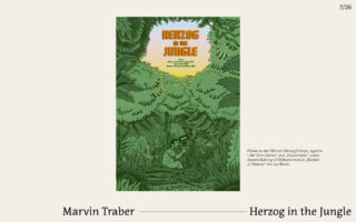 Das Poster für „Herzog in the Jungle“ zeigt zwei Personen in einem dichten grünen Dschungel, eingerahmt von Laubwerk, mit dem Filmtitel in fetten orangefarbenen Buchstaben oben.