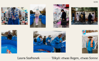 Collage von Menschen bei einer Veranstaltung im Freien in Tokio. Zu sehen sind einzelne Personen in der Nähe von blauen Aquarien mit Koi-Fischen, die Regenschirme benutzen und Verkaufs- oder Spielautomaten besuchen.