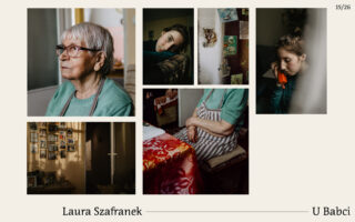 Eine Collage aus sechs Fotos zeigt eine ältere Frau, eine jüngere Frau, Familienfotos an einer Wand, Textildetails und Hände, die in einer häuslichen Umgebung auf einer Schürze ruhen.