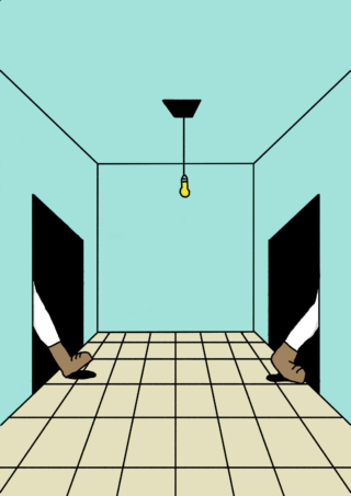 Ein gefliester Raum mit zwei Türen an gegenüberliegenden Wänden. Man sieht, wie durch jede Tür eine Person mit ihren Beinen und Füßen hereinkommt. Von der Decke hängt eine Glühbirne.