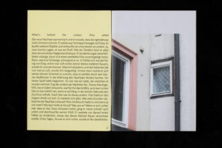 Ein offenes Buch zeigt auf der linken Seite Text in Englisch und Deutsch und auf der rechten Seite ein Foto eines Wohnfensters.