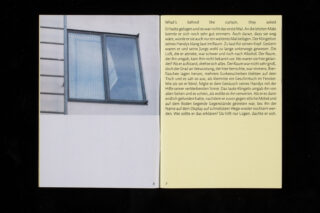 Auf der linken Seite ein Foto eines geschlossenen Fensters mit einem Vorhang mit geometrischem Muster; auf der rechten Seite eines offenen Buches ist Text in Deutsch und Englisch abgedruckt.