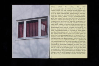 Auf der linken Seite ist ein Foto des Fensters eines weißen Gebäudes mit roten Vorhängen zu sehen; auf der rechten Seite befindet sich eine zweisprachige Textseite in Englisch und Deutsch.
