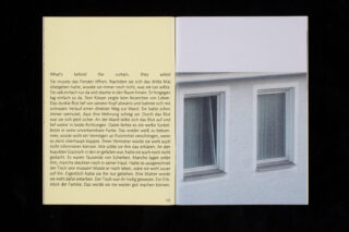 Ein aufgeschlagenes Buch zeigt links eine Seite mit englischem und deutschem Text und rechts ein Foto von zwei geschlossenen Fenstern an einer weißen Gebäudefassade.
