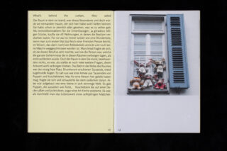 Offenes Buch mit Text in Englisch und Deutsch auf der linken Seite und einem Foto eines Fensters mit Stofftieren auf der Fensterbank und Gittern auf der rechten Seite.