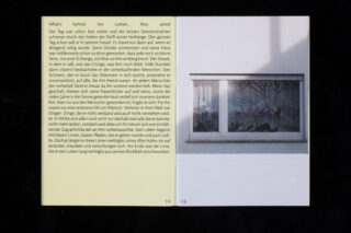 Ein offenes Buch mit englischem und deutschem Text auf der linken Seite und einem Foto eines Fensters mit Spitzenvorhängen und Pflanzen auf der rechten Seite.