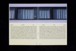 Auf einer Buchseite sind vor einem schwarzen Hintergrund drei Fenster mit geschlossenen Vorhängen über einem Text in Deutsch und Englisch zu sehen.