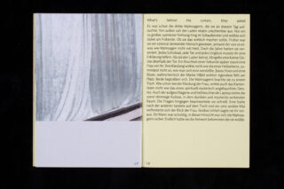 Ein aufgeschlagenes Buch zeigt auf der linken Seite das Foto eines transparenten Vorhangs und auf der rechten Seite Text in Englisch und Deutsch, unten befinden sich die Seitenzahlen 17 und 18.