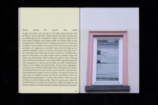 Offenes Buch, dessen linke Seite Text in Englisch und Deutsch zeigt und dessen rechte Seite ein Foto eines Fensters mit rosa Verzierung und geschlossenen Jalousien zeigt.